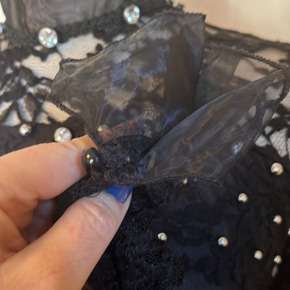 Kiuyafashion Black Lace Top w/Sheer Stand up collar & Rhinestone Details Size M - Picture 13 of 17